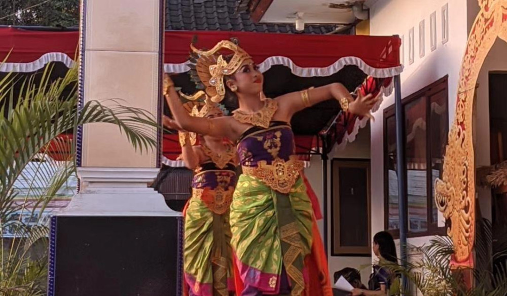 Festival Seni Tari Khas Daerah oleh Mahasiswa KKN PMD Universitas Mataram di Kantor Desa Suranadi